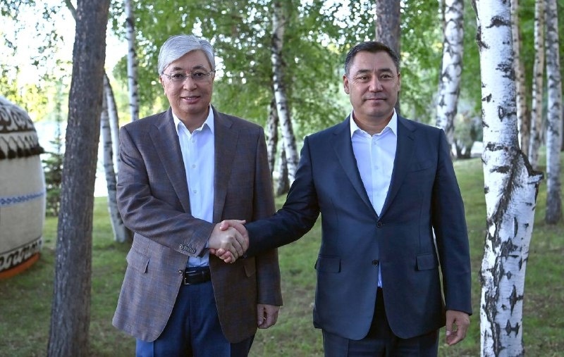     Президент Казахстана Касым-Жомарт Токаев и ПрезидентКыргызстана Садыр Жапаров отметили положительную двусторонних отношений, чему способствуют регулярный политический диалог. Источник фото: пресс-служба президента Казахстана.