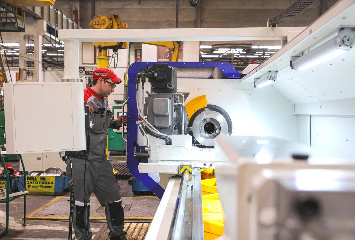 Оператор станков с программным управлением Алексей Косарев отмечает преимущество станка — универсальность. Фото Валерия Воронова / «Медиацентр»