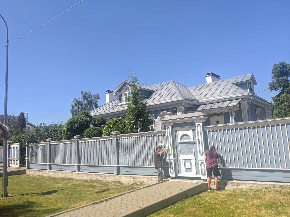 Мотайте блок фото кнопкой справа