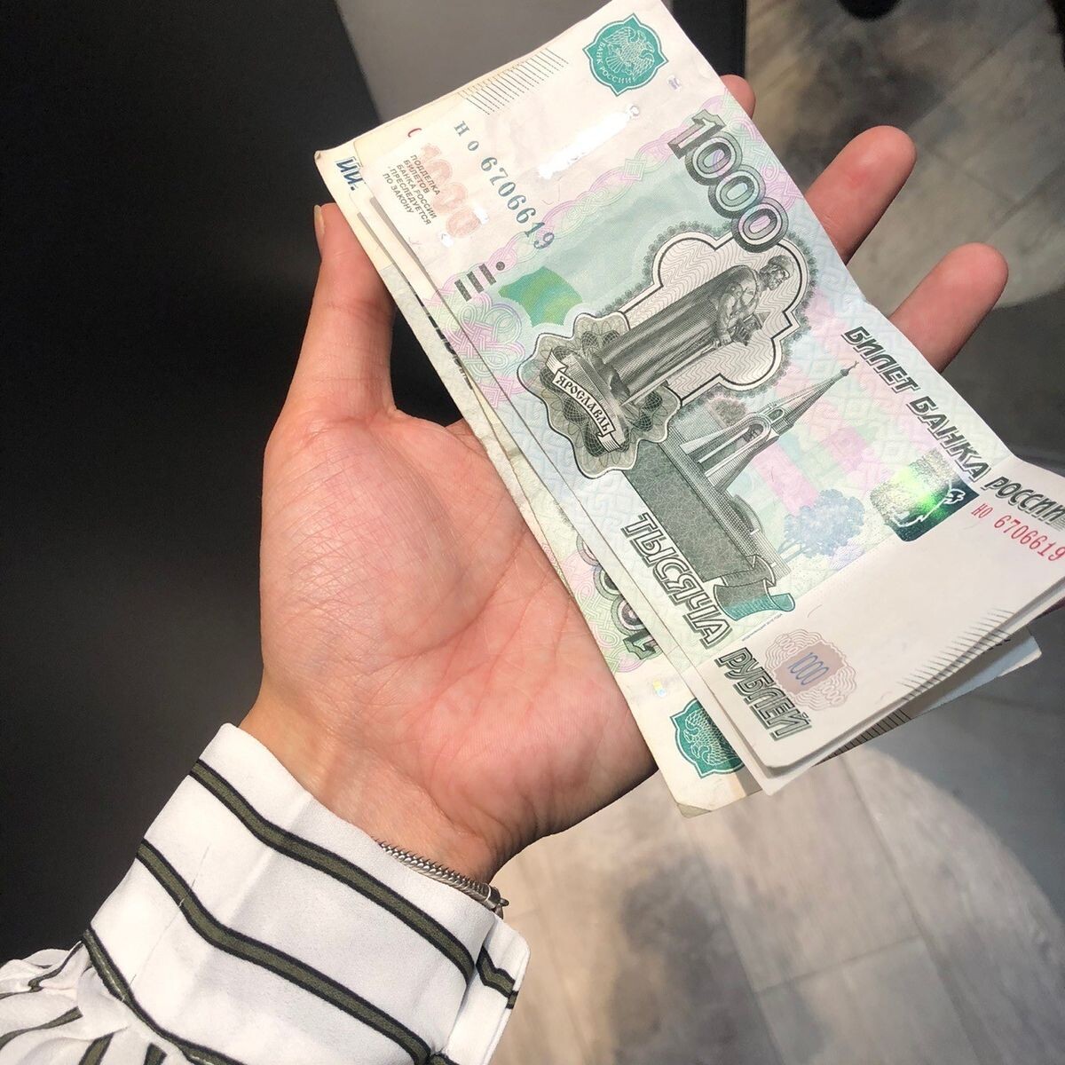 Первые пару тысяц можно заработать за пару дней на написании отзывов