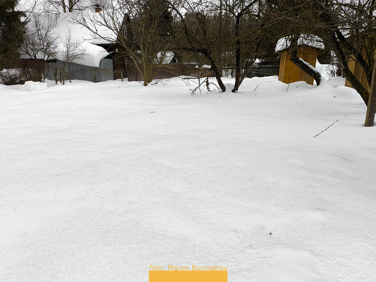 Снег начал таять, но его слишком много! Там, где скособочился старый туалет, скоро будет озерцо.
