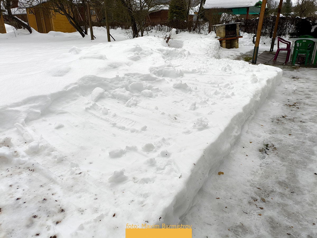 Физическое удаление снега с участка – наилучший, хотя и тяжелый вариант.