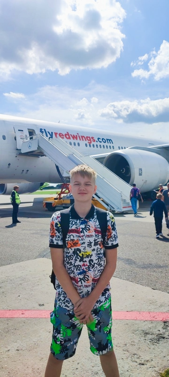 Когда мы вышли на трап, нам показалось, что это турбины крутятся и создают горячий ветер на нас. Но это был обычный августовский ветерок... 