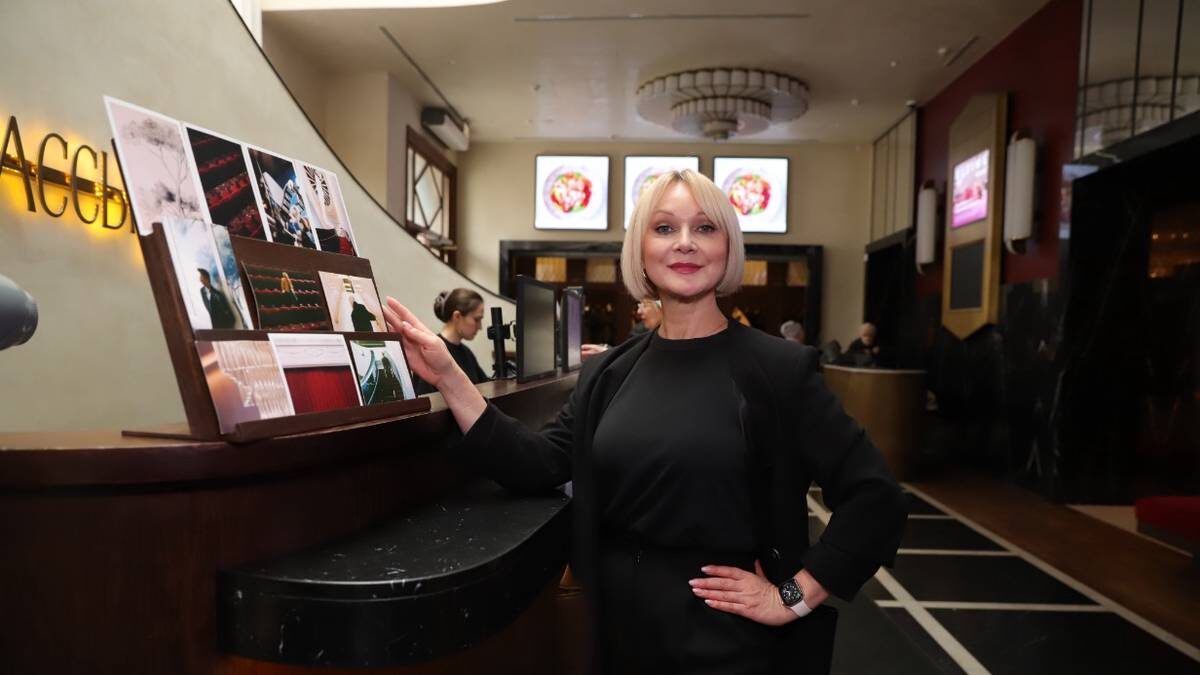    Управляющая кинотеатром «Художественный» Светлана Кондратьева в фойе кинотеатра / Фото: Анатолий Цымбалюк / Вечерняя Москва