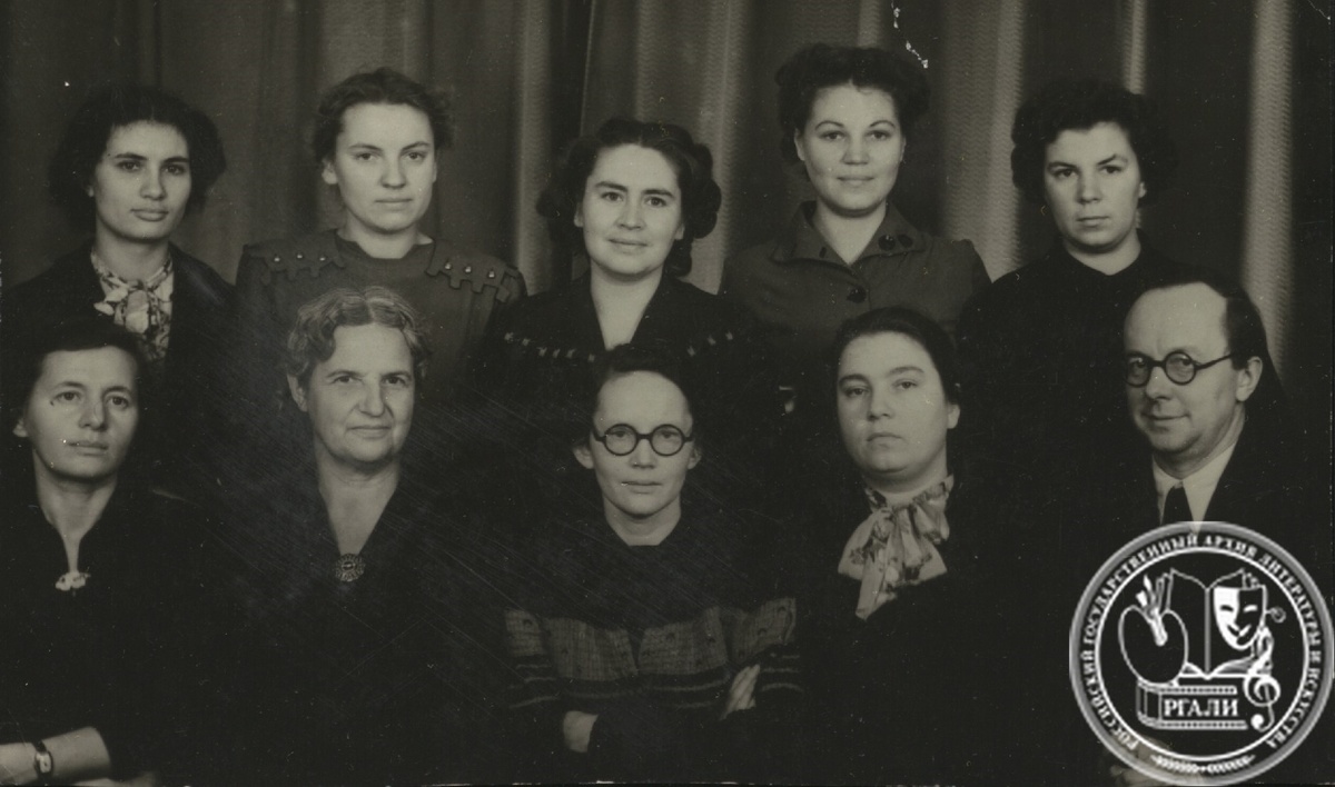 Фотография Ю.А. Красовского с сотрудниками ЦГАЛИ 
Р.Д. Воляк, Н.Р. Яценко, М.Г. Козловой, В.П. Коршуновой, Н.В. Саводник, и др. Конец 1950-х гг. РГАЛИ. Ф. 3265. Оп. 1.