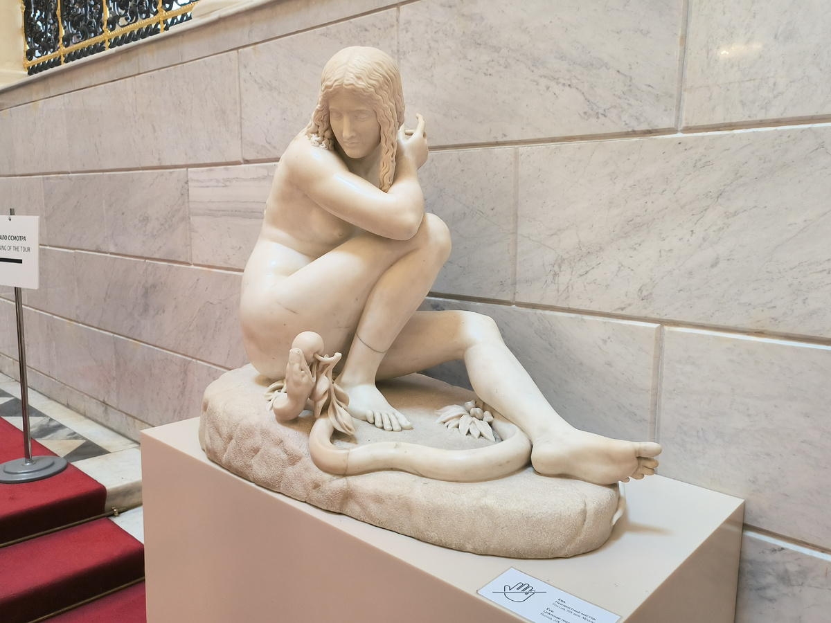 «Ева и змей-искуситель» — скульптура неизвестного мастера XIX века на парадной лестнице дворца. Фото автора