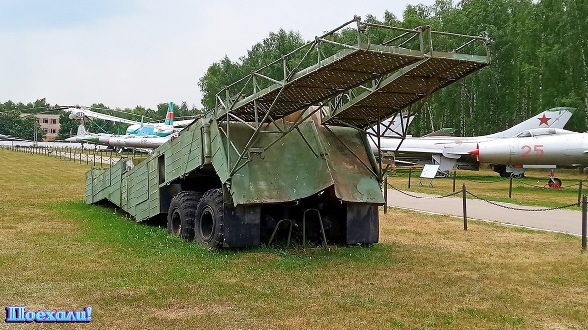 На фотографии: стартовая тележка-катапульта (прицеп) для запуска Ту-141 «Стриж». Фотография автора канала "Поехали!". Источник фото: https://dzen.ru/a/aZrjJ2VxCiLmoui0