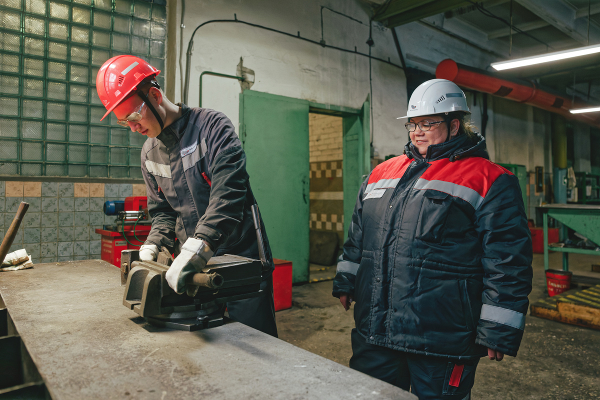 Каждый день Людмила Бугаева обходит цеха и участки автотракторного управления и проверяет, все ли водители и ремонтники одеты в спецодежду и необходимые СИЗ, соблюдают ли нормы перевозок и правила дорожного движения