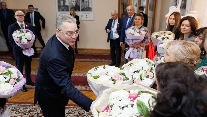    Губернатор Ставрополья Владимир Владимиров вручает букеты матерям и жёнам участников СВО Фото: Дмитрий Ахмадуллин / / ИА «Победа26»