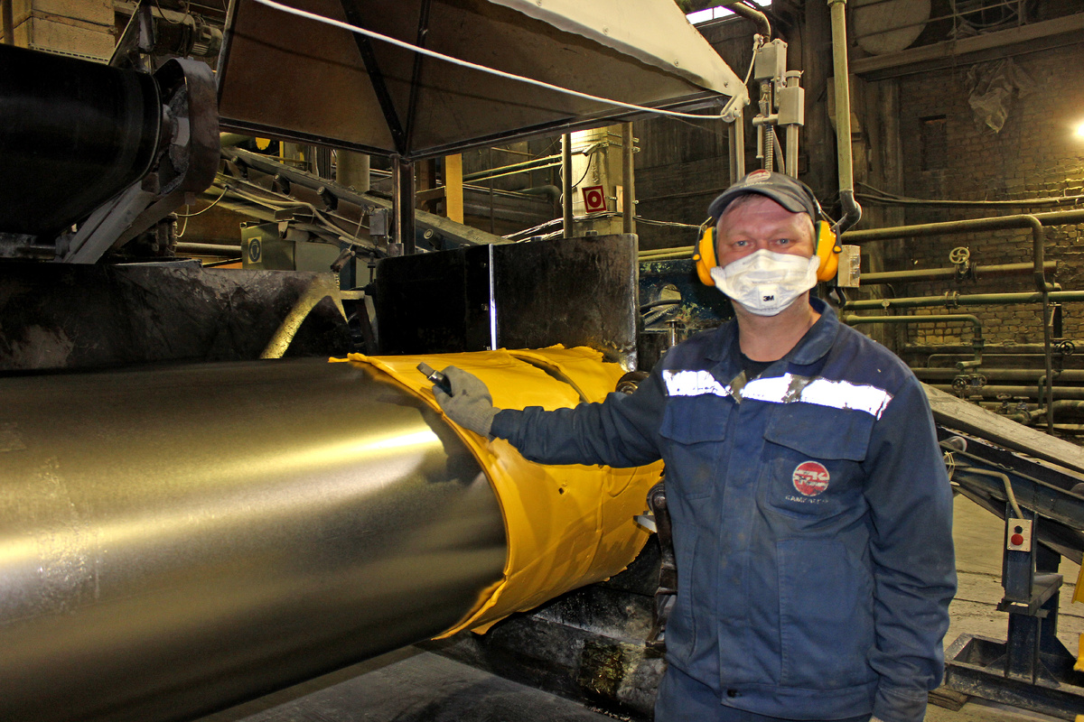 Вальцовщик резиновых смесей Л. В. Елькин