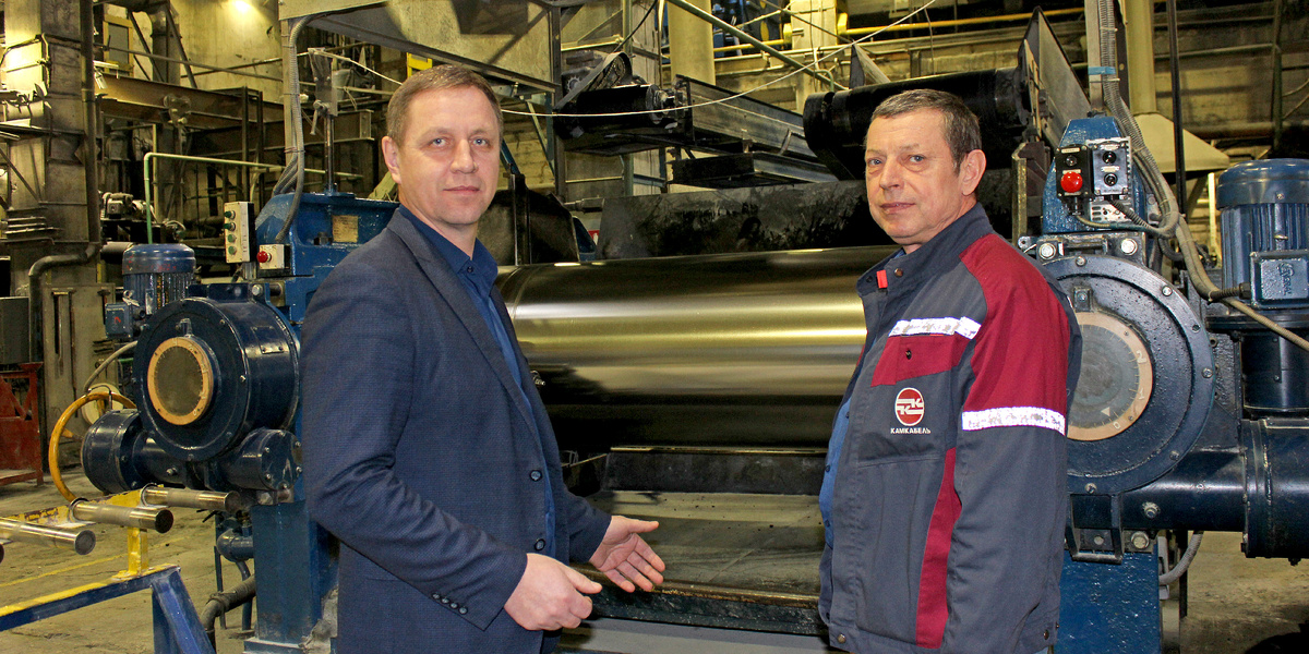 Начальник цеха 2 А. П. Сажин, старший мастер А. А. Поддубный 