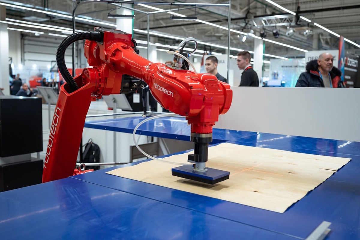    Новые меры поддержки ФРП стимулируют предприятия внедрять российские промышленные роботы. Источник: официальный Телеграм-канал ООО "РОБОТЕХ".