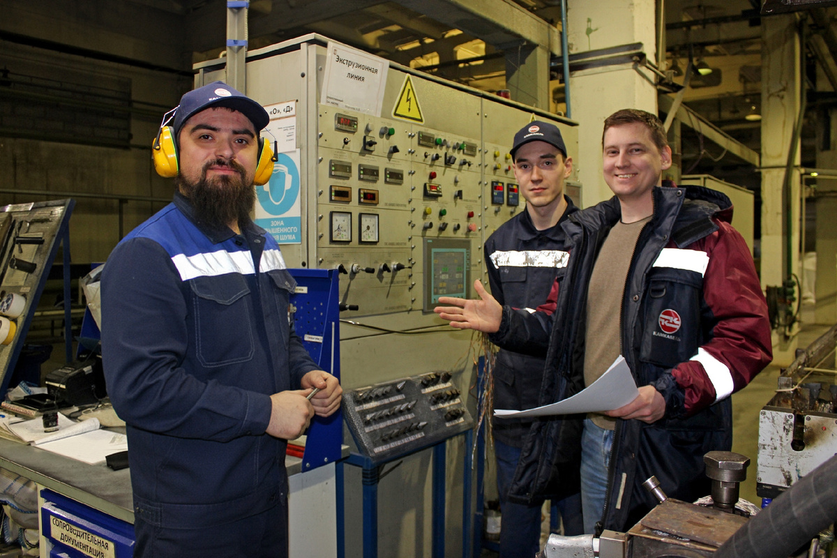 Опрессовщик кабелей и проводов пластикатами и резиной И. С. Мезенцев, ученик опресовщика К. Е. Нуртдинов, ведущий технолог А. А. Корелин 