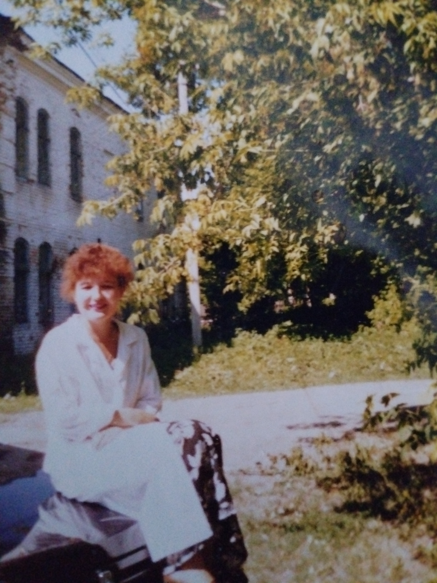 Это я 1998 год,наша старенькая больница всë такая же.