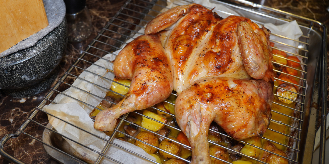 Запекаю курицу с овощами