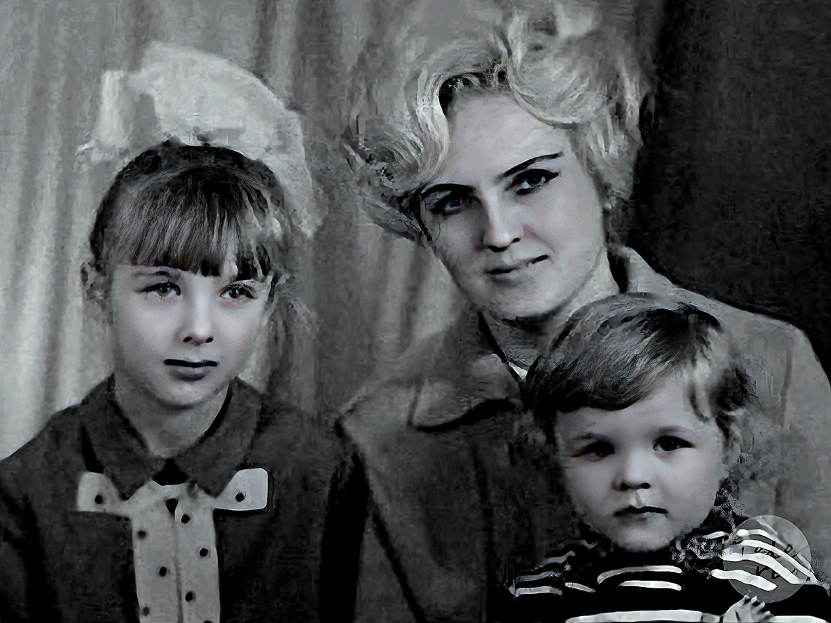 Елена Яковлева с мамой и младшим братом.