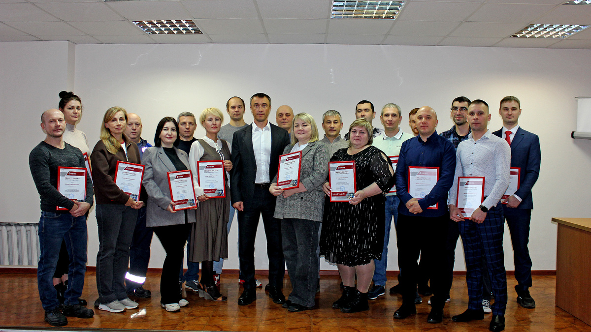 Сотрудники производственных подразделений, чьи портреты занесены на заводскую Доску почета в День работника кабельной промышленности 25 октября 2025 г.