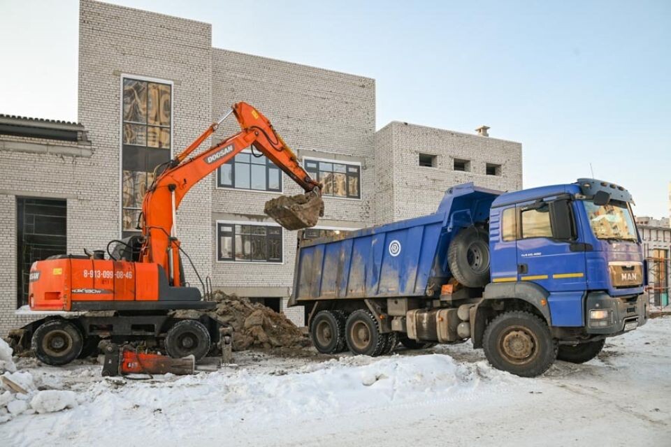    Строительство "супершколы" в квартале 2033. Источник: barnaul.org