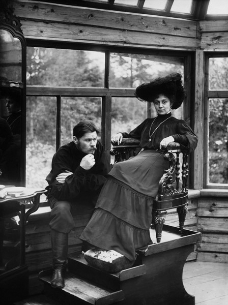 Максим Горький и Мария Андреева на даче «Пенаты» у Ильи Репина, фотограф Карл Булла (1905)