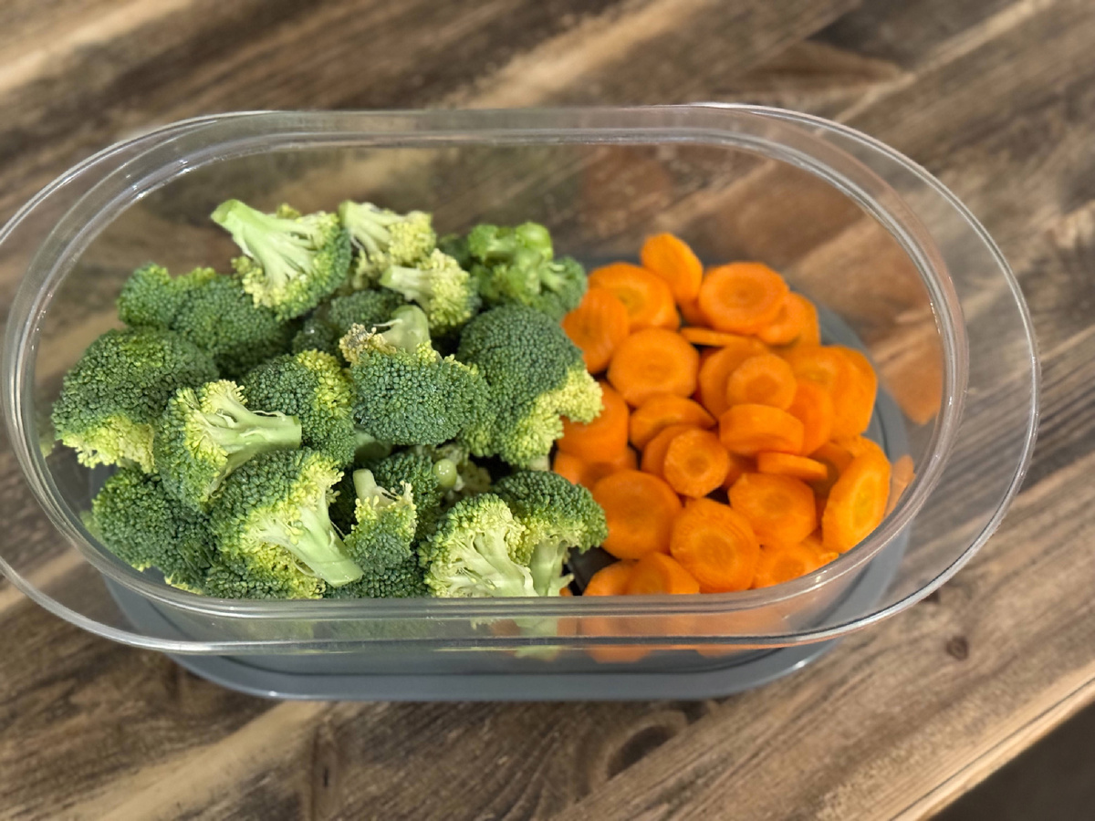 Вот, например, я собираюсь готовить на пару морковь и брокколи