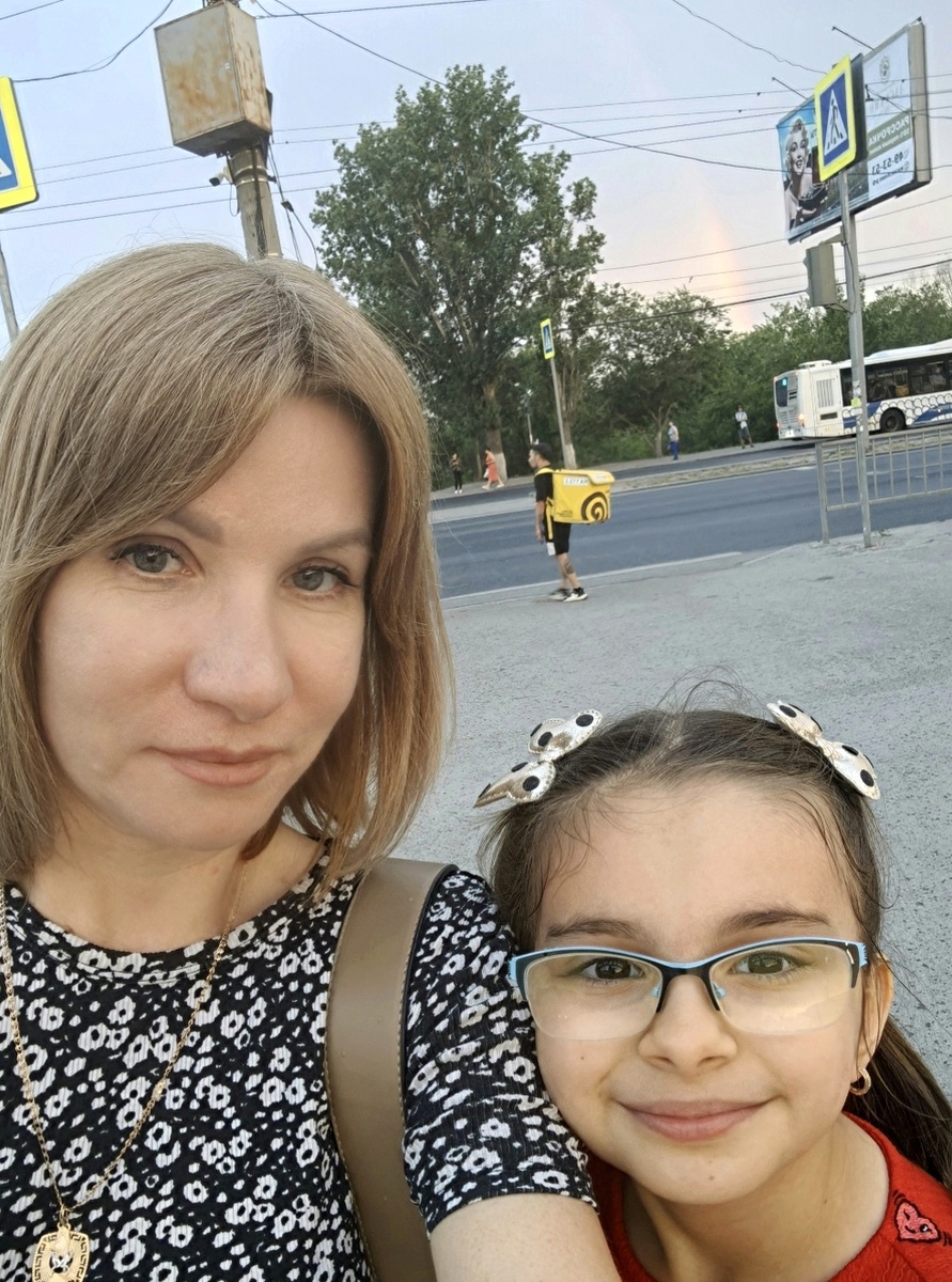 Первая, голубая оправа