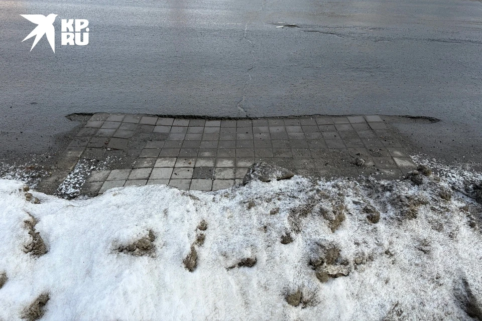 Место провала заделали тротуарной плиткой
Фото: Николай САЛЬНИКОВ