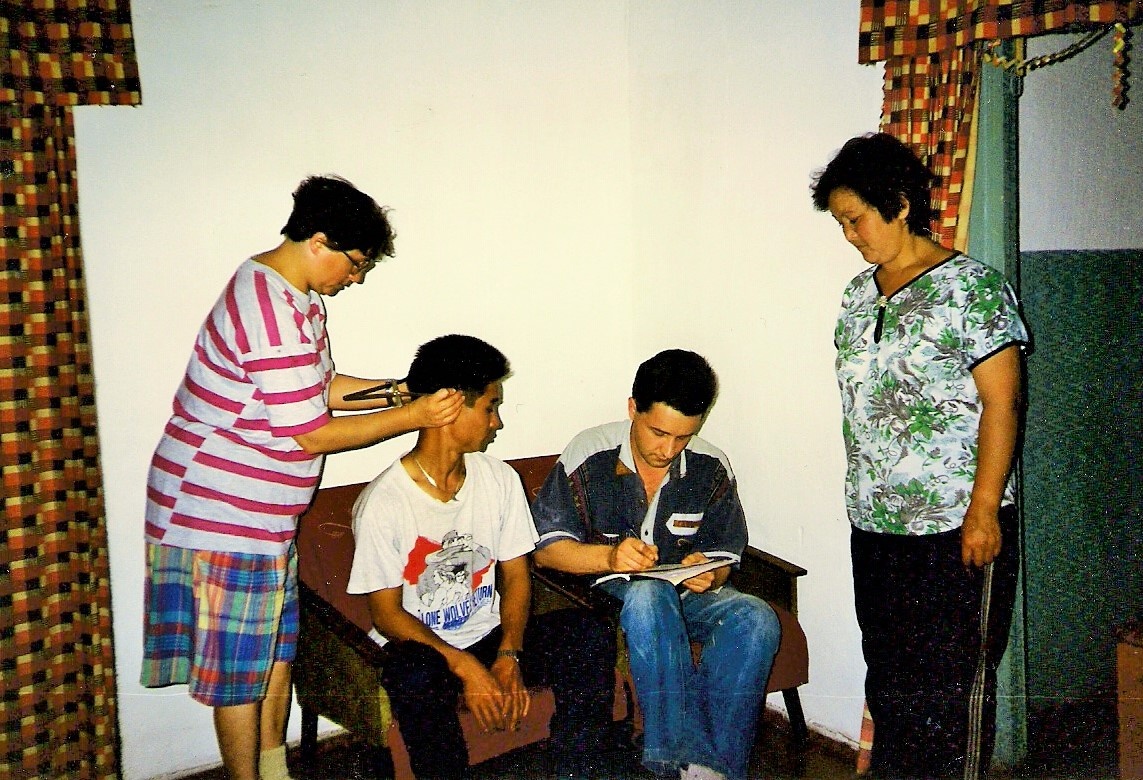 Село Уленкуль. Антропологические измерения проводит Г.А. Аксянова. Фото Ю.Н. Квашнина