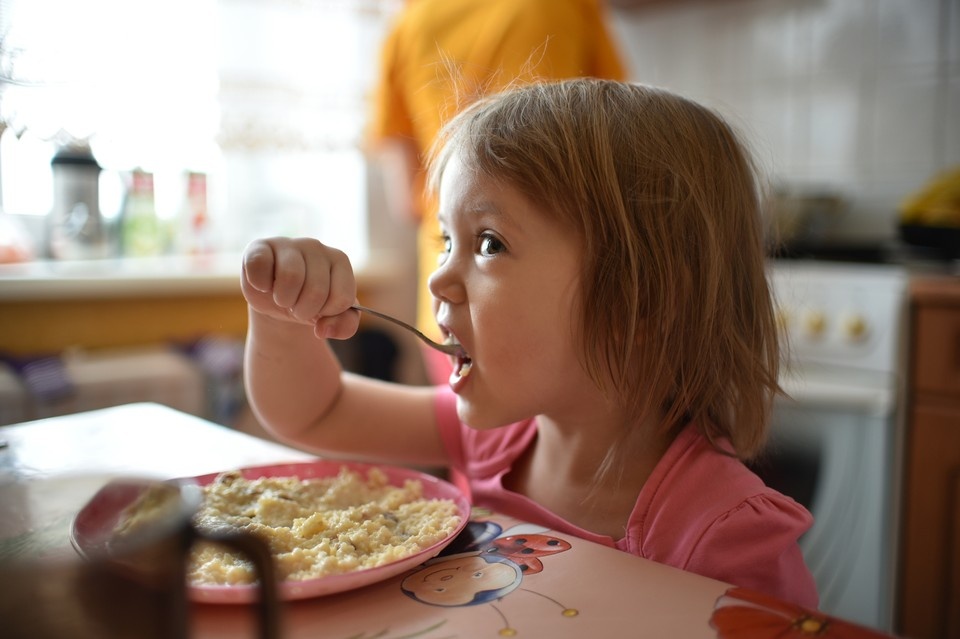   Если противопоказаний нет, есть ячневую кашу можно и нужно. Влад КОМЯКОВ, Архив «КП»