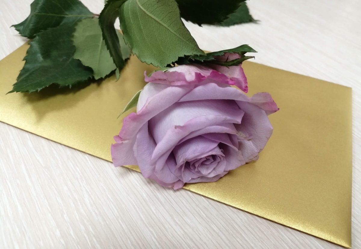    Косметика и парфюмерия — это рискованный выбор, а вот сертификат в магазин косметики - хороший вариант