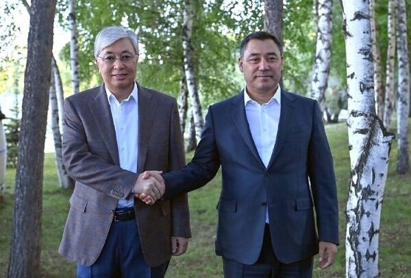    Президент Казахстана Касым-Жомарт Токаев (слева) и президент Киргизии Садыр Жапаров (справа). Источник фото: пресс-служба президента Казахстана