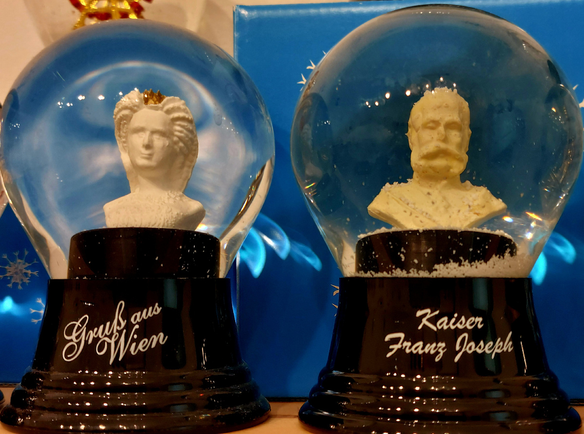 Франц и Сиси. Музей снежных шаров, Вена