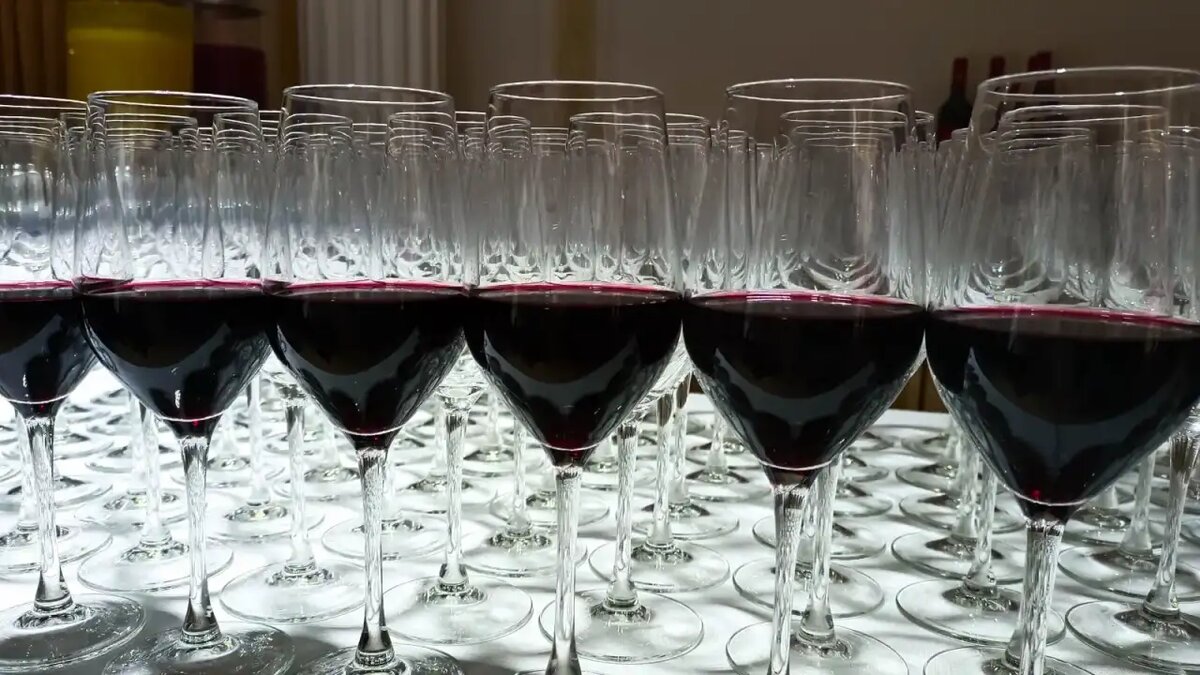    Красное вино в бокалах. © ridus.ru