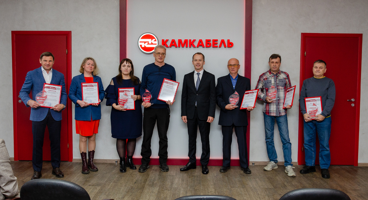 Сотрудники завода, награжденные высшим корпоративным званием  "Почетный кабельщик". 25 октября 2025 г.