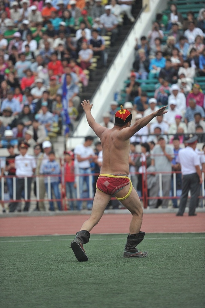    Борцы исполняют танец орла перед боем и в случае победы Владимир ВЕЛЕНГУРИН