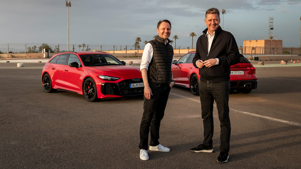 Рольф Михль (слева), управляющий директор Audi Sport GmbH и Гернот Долльнер, генеральный директор Audi AG перед новым Audi RS 5 Avant во время первого тест-драйва автомобиля в Марокко.📷Фото: Audi