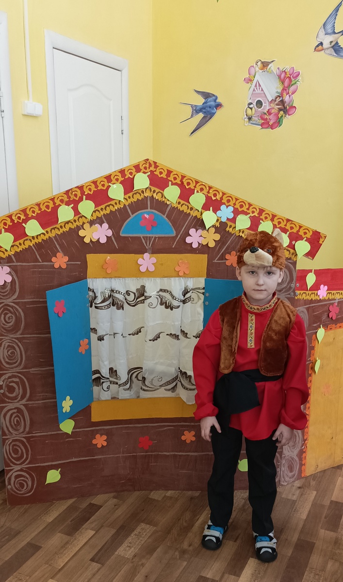 Играли спектакль "теремок", был медведем, как самый крупный). 