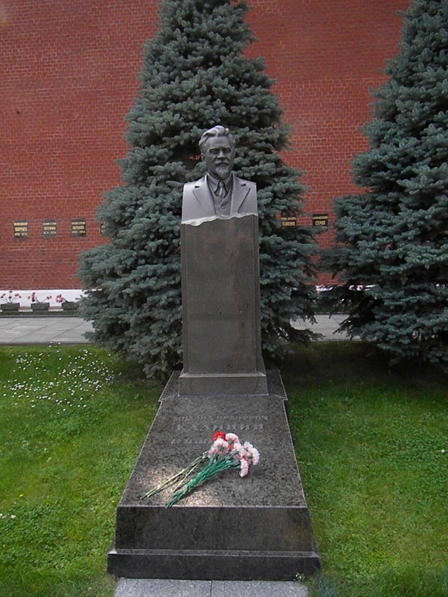 Надгробный памятник у Кремлёвской стены