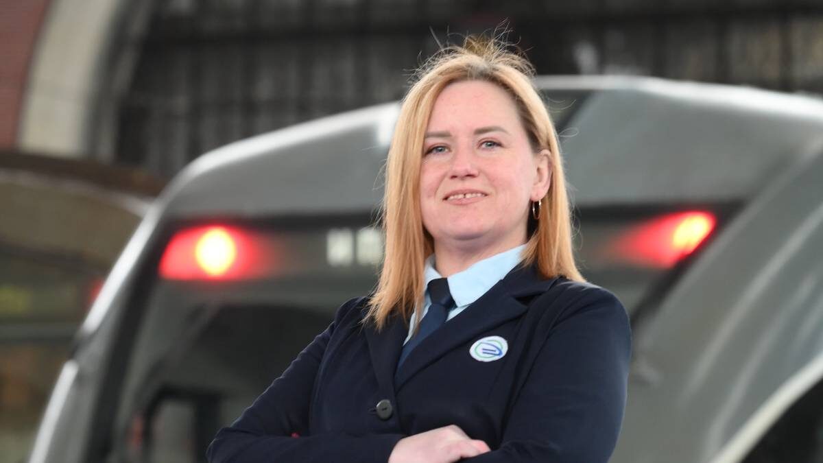    Москвичка Ольга Макарова на фоне электропоезда. Она работает помощником машиниста уже два года / Фото: Пелагия Замятина / Вечерняя Москва