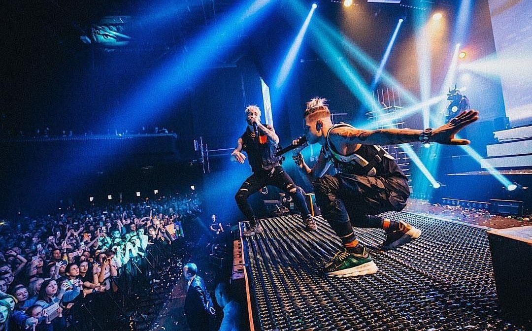 Фото: скриншот видео с выступления Элджея