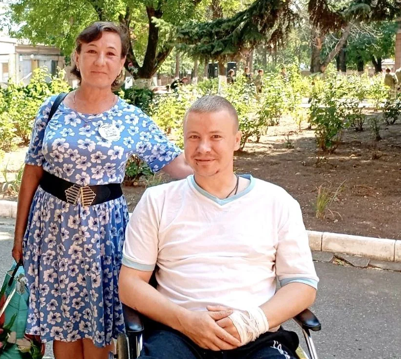 Материнское сердце болит за каждого бойцов. Зульфия навещает в госпитале раненных военнослужащих.