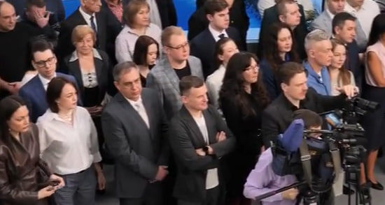     Губернатор Михаил Котюков поздравил телеканал «Енисей» с 20-летним юбилеем