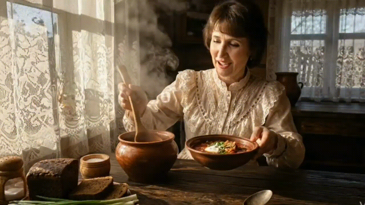 Ну что, родимые, дождались? Юшка парит, дух степной по куреню гуляет. Я этот борщ не варила - я его колдовала, чтоб каждый глоток в сердце отзывался.