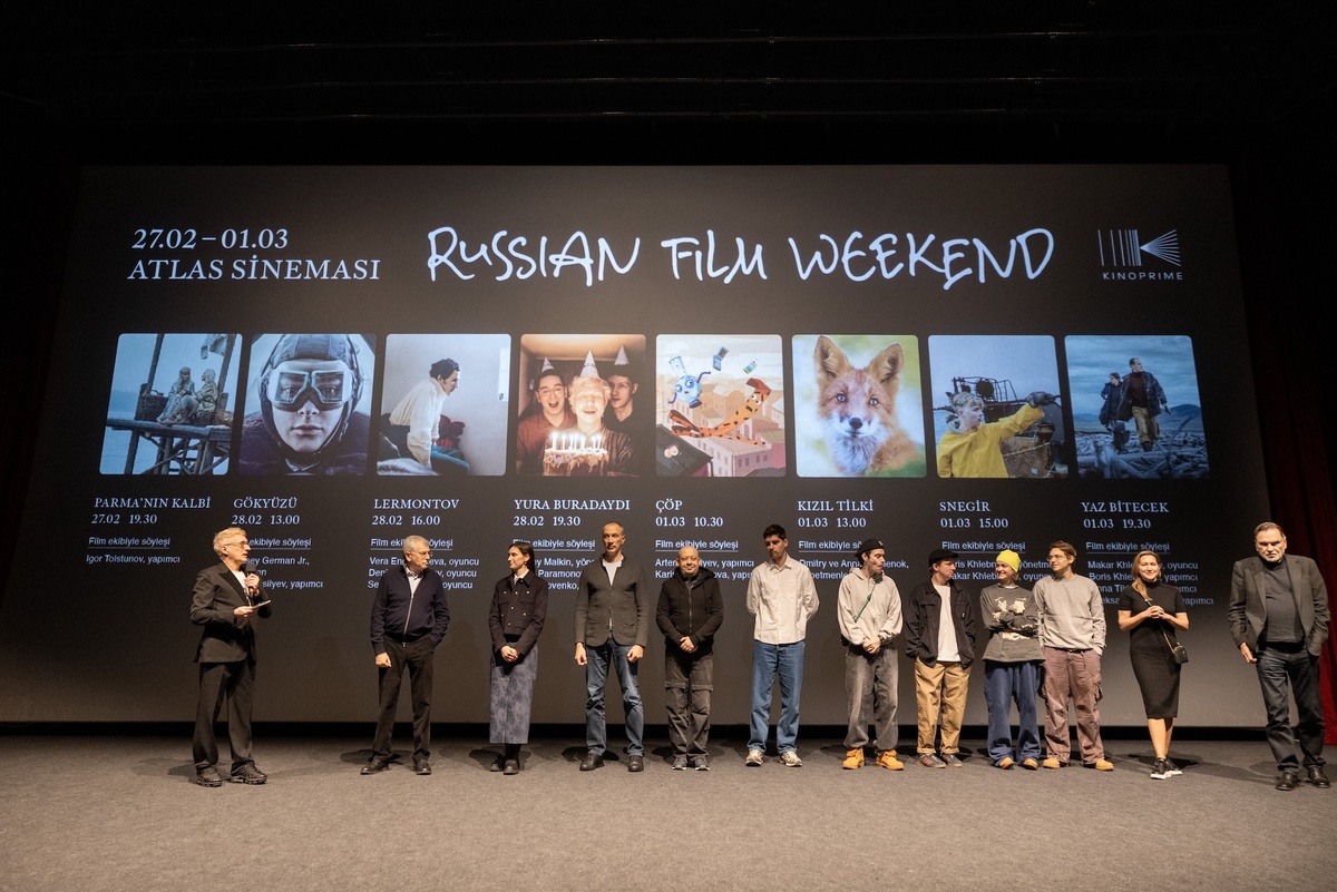 Иван Газукин📷На открытии уик-энда гостей приветствовали: продюсер Игорь Толстунов, режиссеры Анна и Дмитрий Шпиленки, режиссер Алексей Герман-младший, продюсер Иван Яковенко, режиссер Сергей Малкин, актеры Денис Парамонов, Вера Енгалычева и Макар Хлебников, продюсер Сергей Сельянов