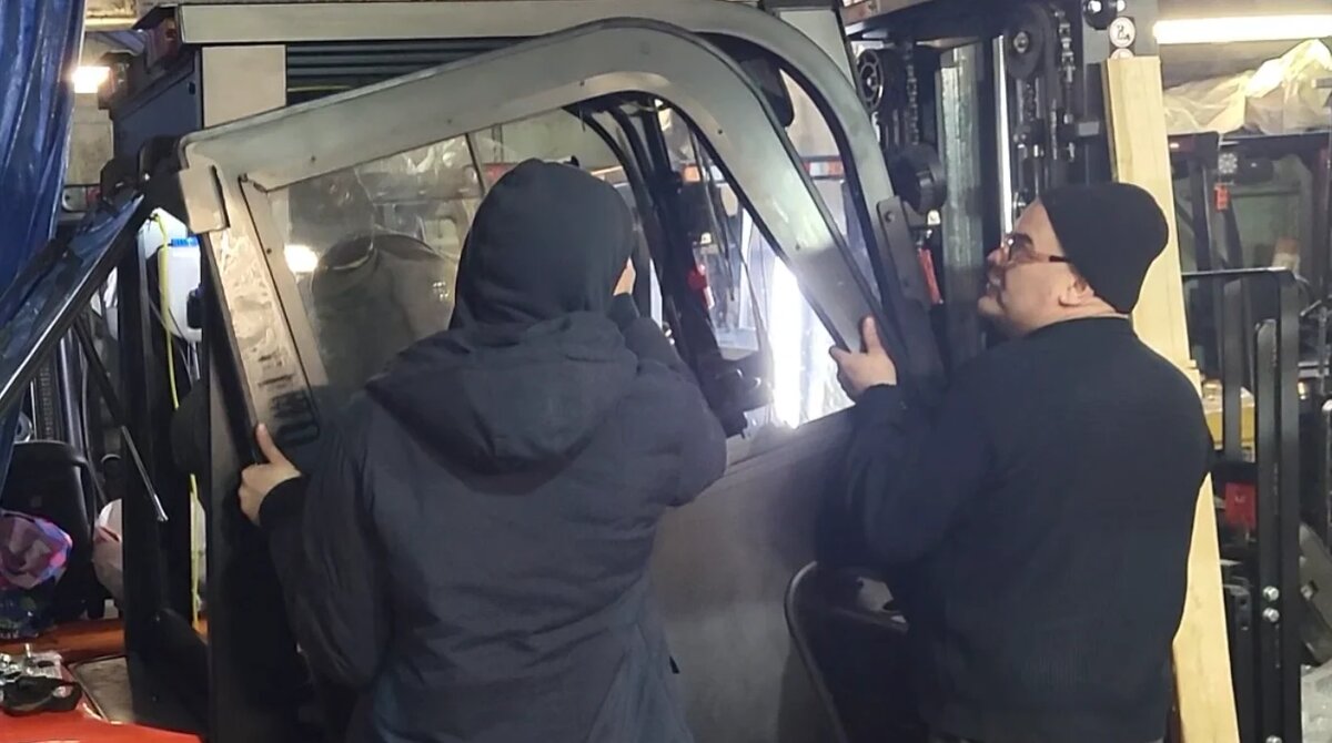 
Если в тёплое время года оператору будет слишком жарко, даже с открытыми окнами и включенным вентилятором, то мы рекомендуем на летний период демонтировать двери. Делается это очень просто и можно сделать самостоятельно, не вызывая дополнительных мастеров. Для демонтажа каждой двери вам потребуется два человека и любая отвёртка. При помощи отвёртки вам нужно отсоединить газлифт от корпуса погрузчика и просто поднять дверь вверх. Двери специально устанавливаются на петли «бабочки», которые позволяют легко снять дверь.