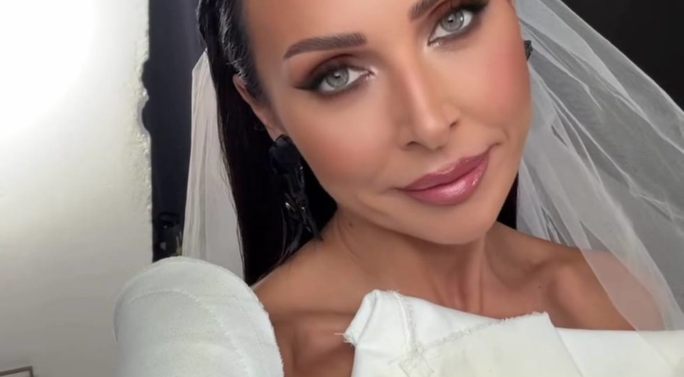«Я сказала «да»: Алсу в свадебном платье обратилась к публике