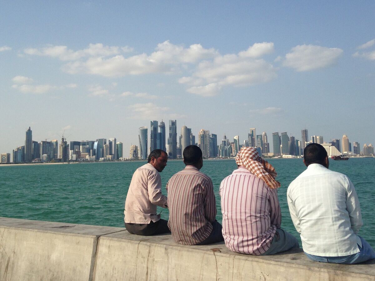    Мужчины сидят на набережной в Дохе, Катар | © AP Photo / Rob Harris, File