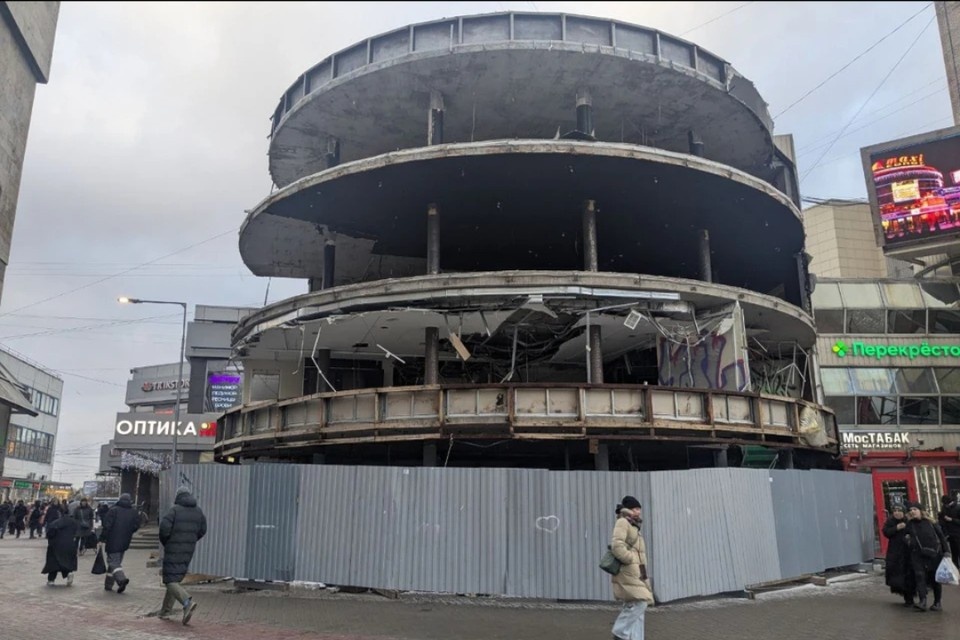    Здание стоит полуразрушенным с прошлого лета. Анна ГРЕНЬ