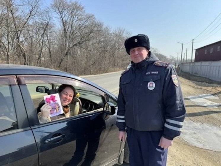    Акция «Цветы для автоледи» прошла в Надеждинском районе. фото: полиция приморья