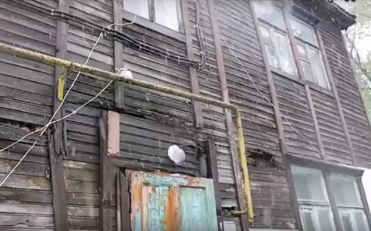    Деревянное здание практически прогнило