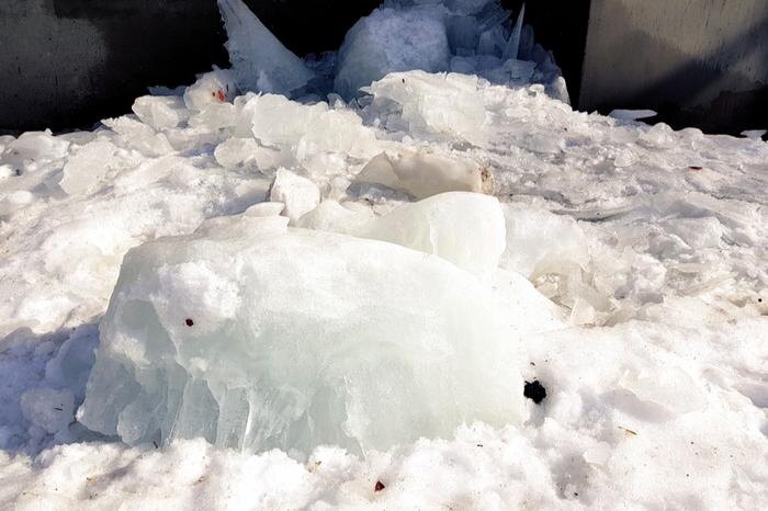 В центре Уфы снежная лавина с крыши накрыла бабушку и внучку